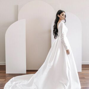 Elegant White Long Sleeve Dress